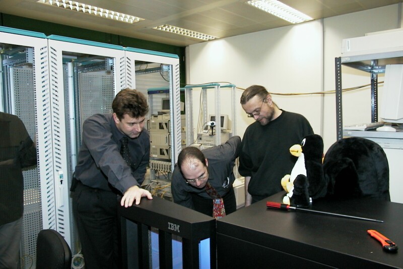 Werner, Thomas and Fritz have a look inside